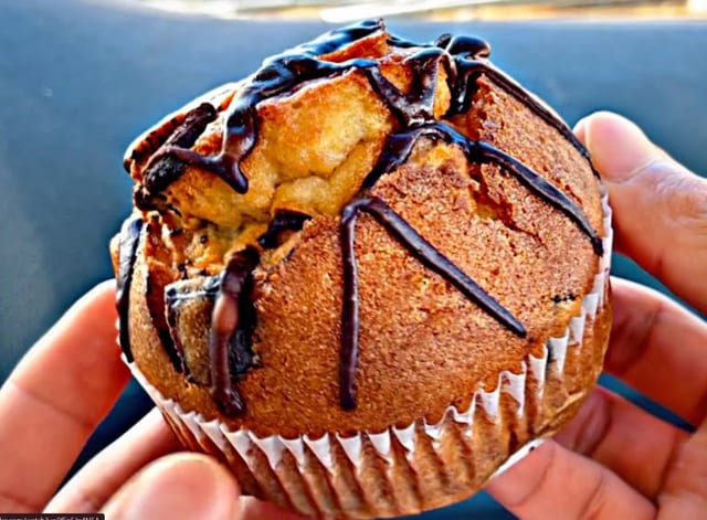 VANILLA CHUNK MUFFIN.