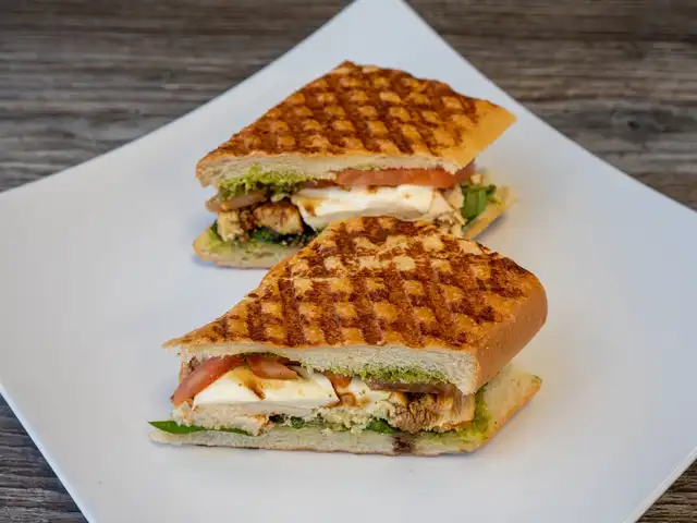 CHICKEN CAPRESE.